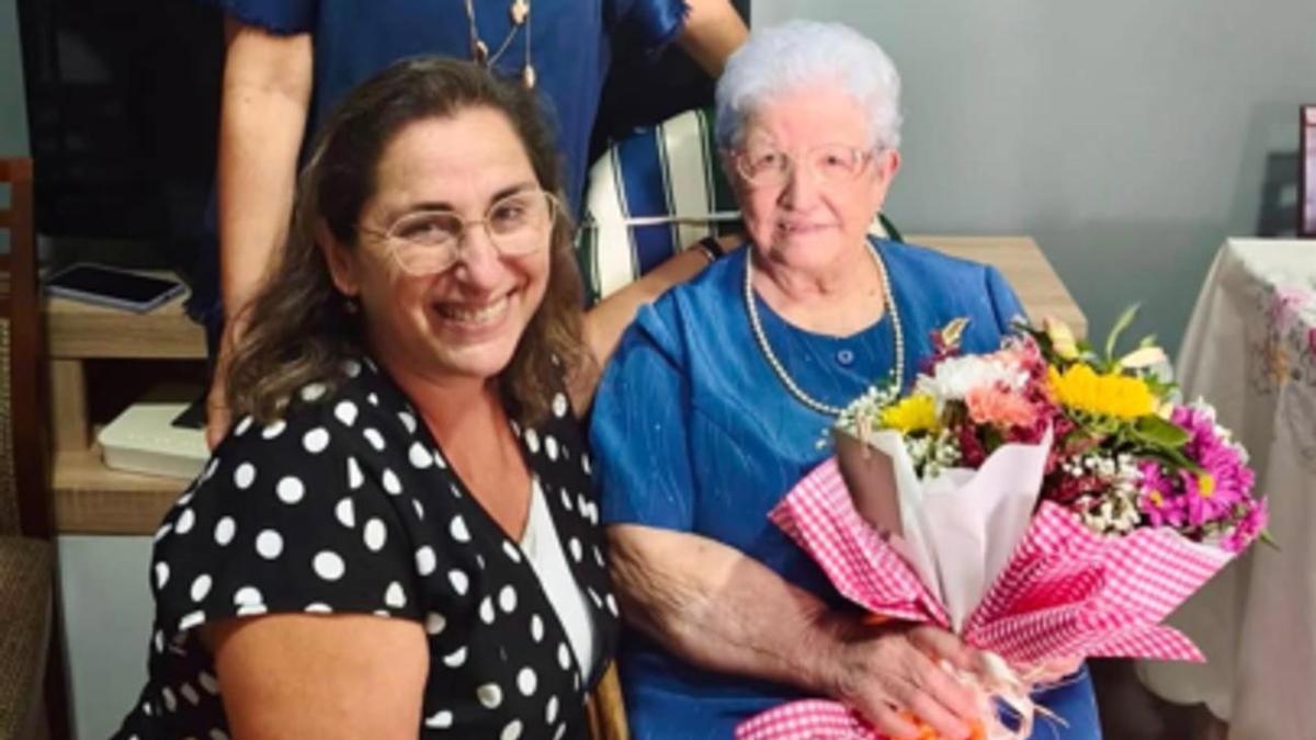 La alcaldesa de Benirredrà agasaja a Leandra Real, la vecina de 105 años