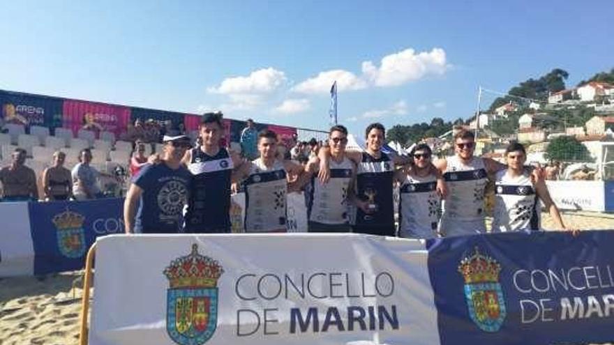 El equipo Currás&#039;Men posa con el trofeo conseguido en Marín.