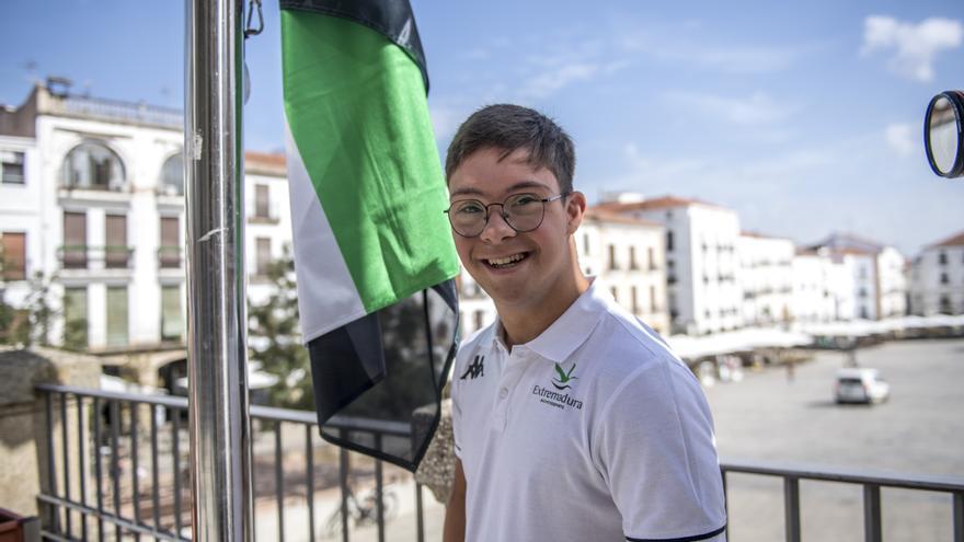 VÍDEO | Guillermo Gracia iza la bandera de Extremadura en el Ayuntamiento de Cáceres