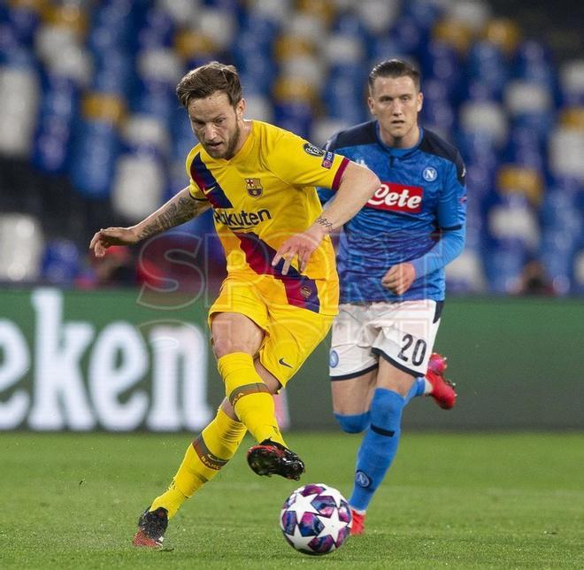 Las mejores imágenes del partido entre el SSC Nápoles y el FC Barcelona de ida de octavos de final de la Champions League disputtado en el estadio San Paolo en Nápoles.