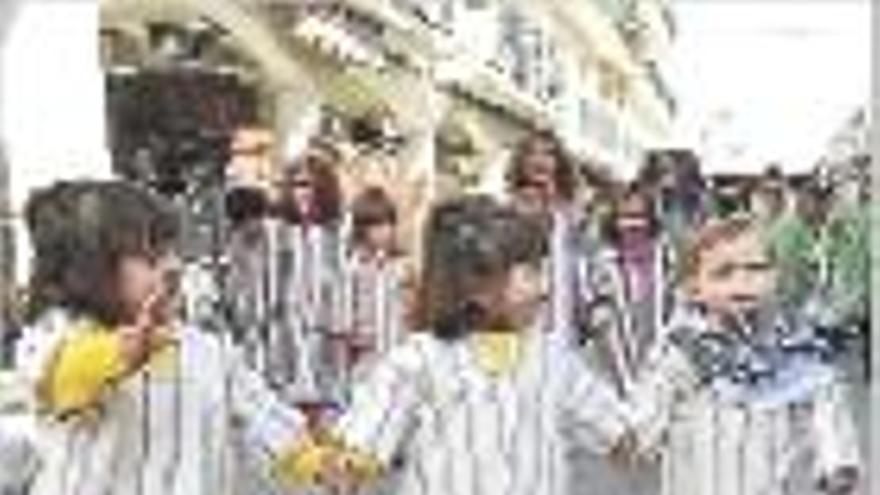 Más de medio millar de festers clausuran el Mig Any de Altea con el desfile de las &quot;filaes&quot;