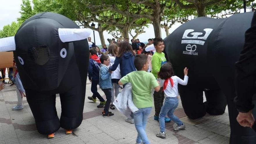 Algunos niños se atrevieron a tocar a los &quot;bravos&quot; astados hinchables.