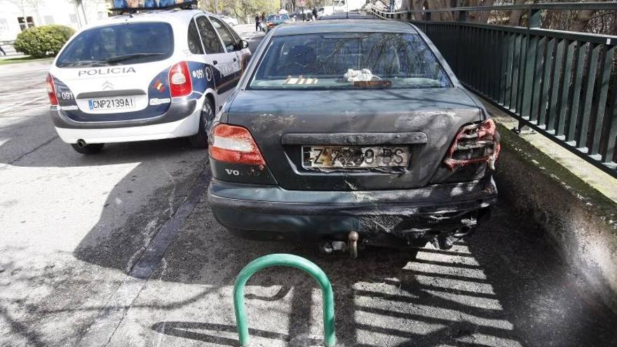 Los vándalos queman cuatro contenedores y dos coches