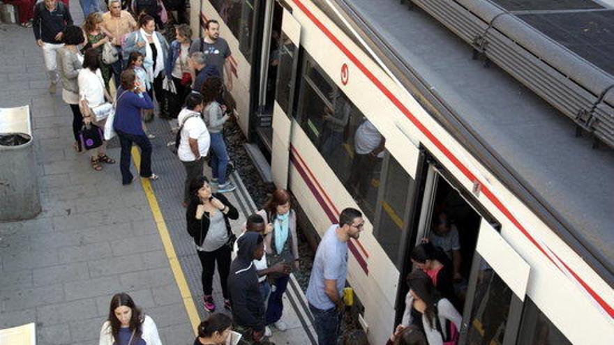 Usuaris pujant a un tren a l&#039;estació de Cornellà