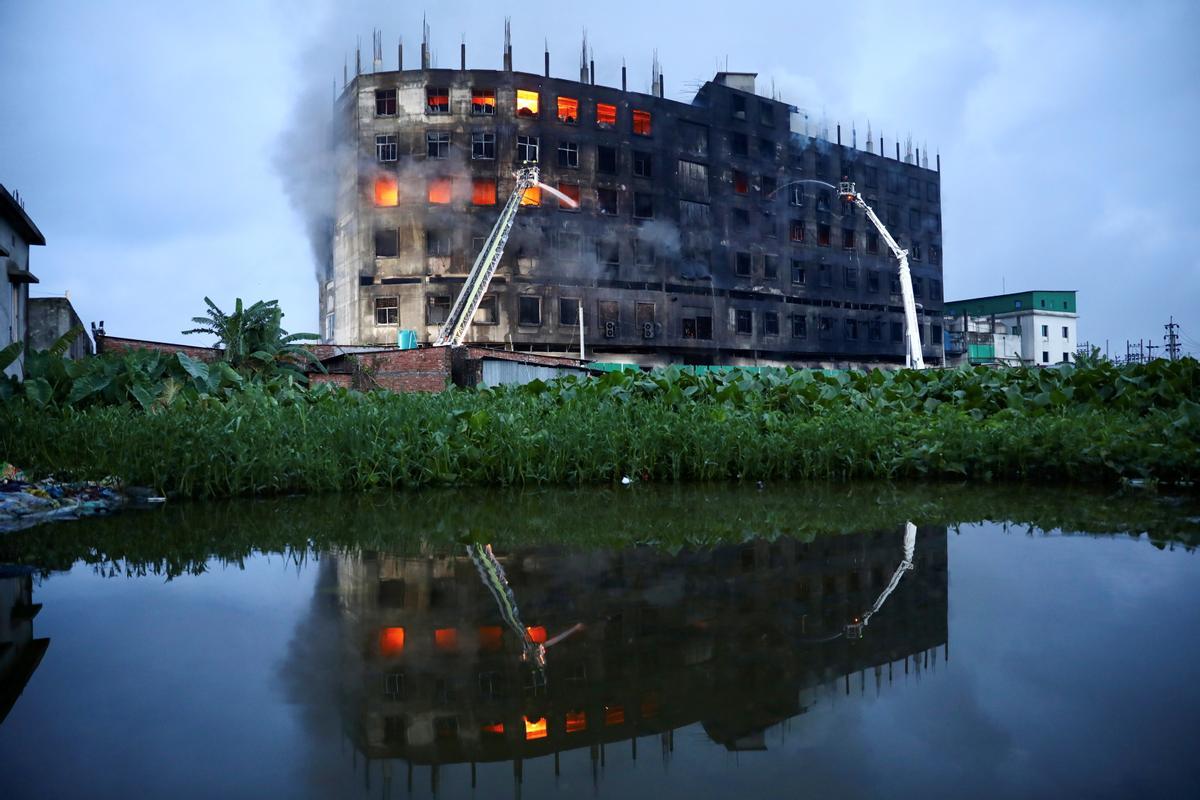 Més de 50 morts a l’incendi d’una fàbrica a Bangla Desh