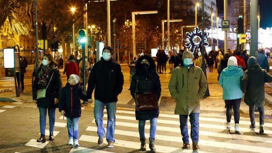 Ciudadanos paseando por el centro de Zaragoza ayer por la tarde. | JAIME GALINDO