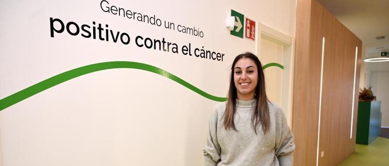 Rebeca Castro, en la sede de la AECC de Pontevedra.  // RAFA VÁZQUEZ