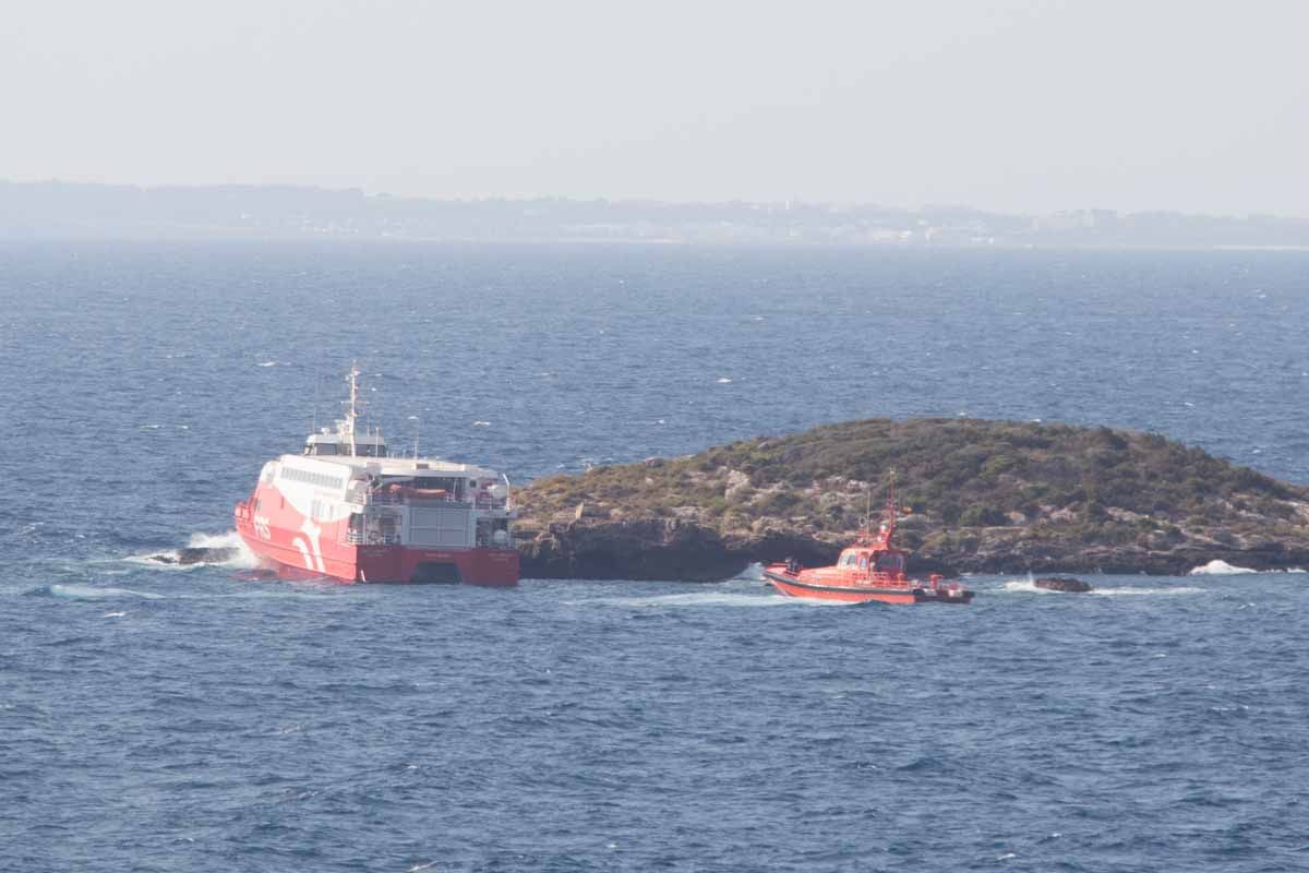 La naviera tiene tres días para presentar un plan para reflotar el ferry encallado en el islote de Ibiza