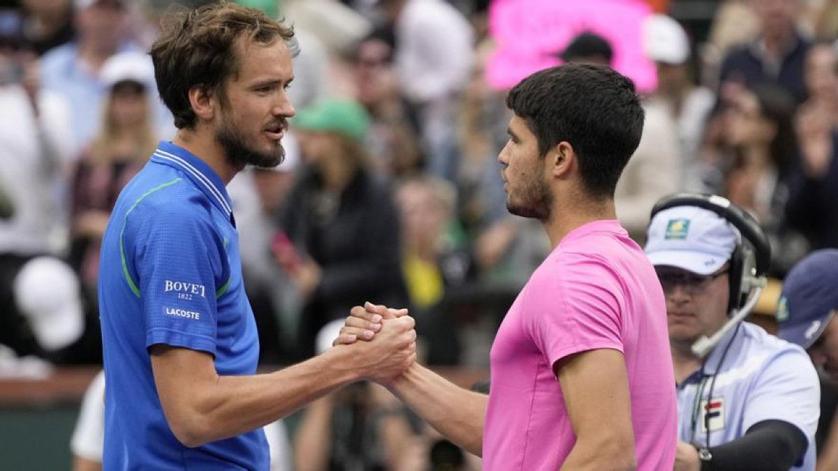 Medvedev y Alcaraz se dan la mano tras la final