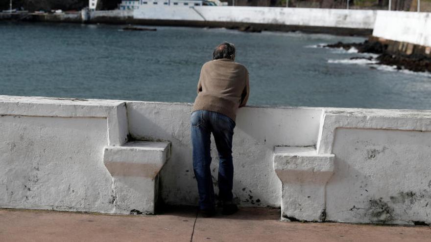 Un home mira el mar a les Açores, on Lorenzo arribarà aquest dimecres