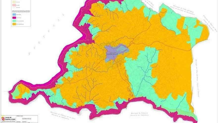 Zonificación del Plan de Ordenación de Recursos del Parque Natural Arribes del Duero en el termino municipal de Fermoselle. En azul la zona de uso general, en amarillo la zona de uso compatible agropecuario, en morado la zona de uso limitado y en verde zona de uso compatible del Medio Natural.