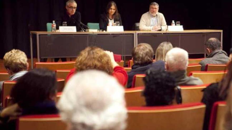 De izquierda a derecha Antón García, Ana María Fueyo y Xosé Gago, ayer en la Biblioteca Asturias.