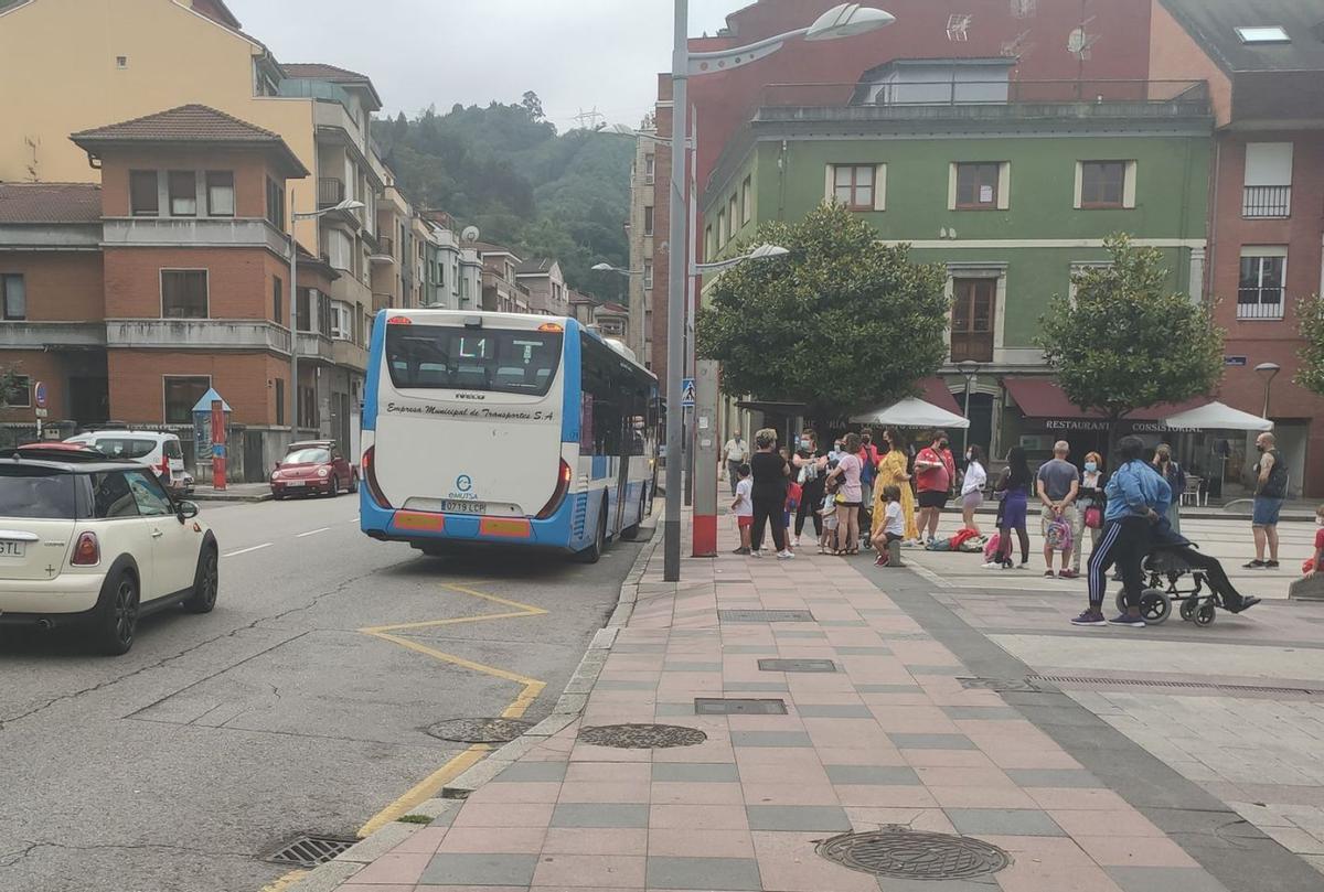 Un autobús de Emutsa, recogiendo viajeros frente al Ayuntamiento. | LNE
