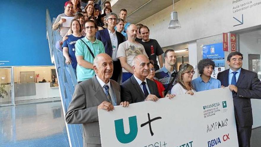 Els estudiants, professors i impulsors de la iniciativa, en una foto de grup, ahir a la FUB2