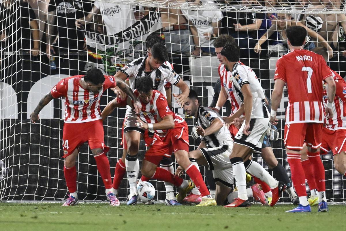 Brignani golpea de tacón en la jugada que supuso el gol del Castellón.