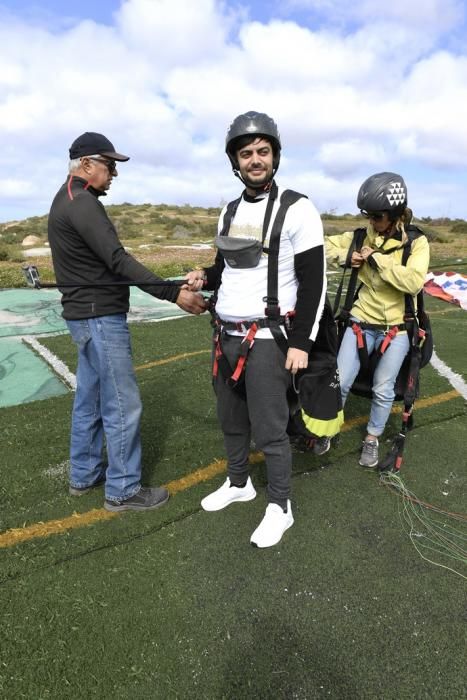 10-05-19 LAS PALMAS DE GRAN CANARIA. ZONA DE SALTOS PARAPENTE DE LOS GILES. LAS PALMAS DE GRAN CANARIA. Nardy Barrios en parapente.  Nardy Barrios se tira en parapente desde Los Giles junto a una persona que ganó un concurso. Fotos: Juan Castro  | 10/05/2019 | Fotógrafo: Juan Carlos Castro