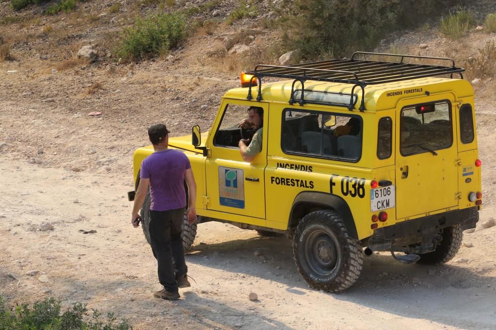 Efectivos y vecinos apagando el fuego