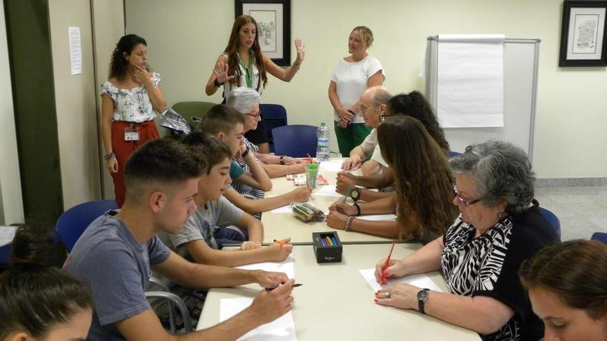 Integrantes de este novedoso taller intergeneracional, en las dependencias de Bienestar Social en Rincón de la Victoria.