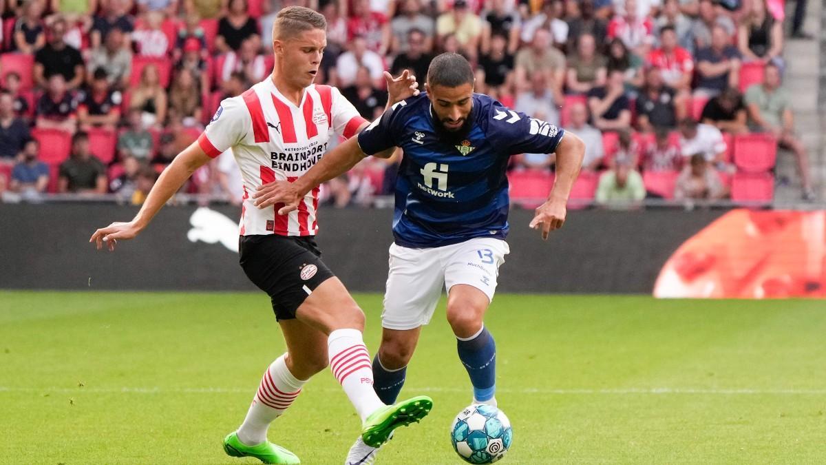 El atacante Nabil Fekir ante el PSV en un encuentro de pretemporada