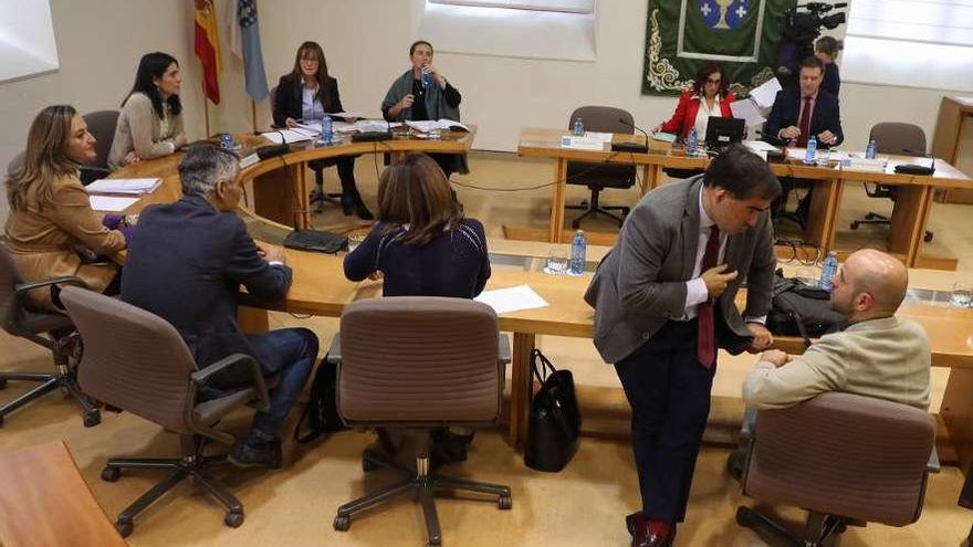 El portavoz del PPdeG, Alberto Pazos, conversa con Luis Villares, en un receso de la sesión. // Xoán Álvarez