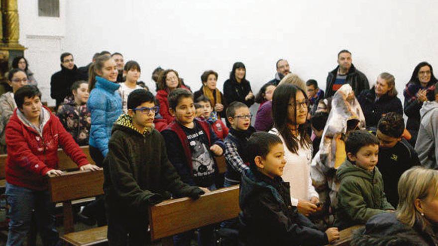 Público asistente al teatro en San Vicente.