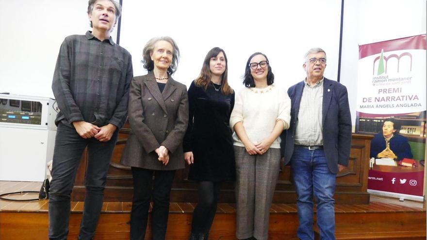 Quim Bruguera, Mariàngela Vilallonga, Elisenda Solsona, Letícia Asenjo i Josep Maria Bernils, durant l'acte d'entrega del premi Anglada.