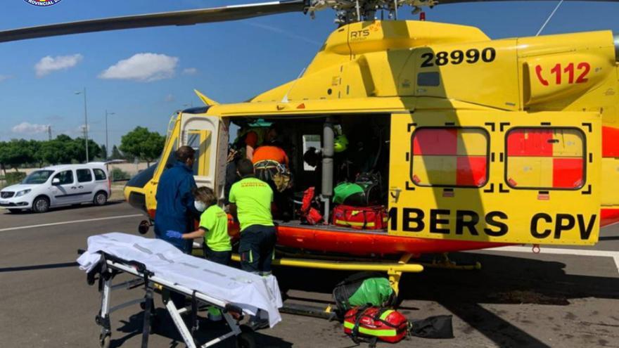 Los bomberos auxilian a una persona en silla de ruedas tras caer a un canal sin agua en Benicolet