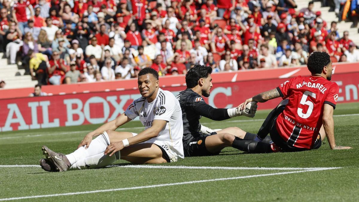 Mascarell ayuda a levantarse a Leo Román tras desbaratar el portero una jugada de Mbappé