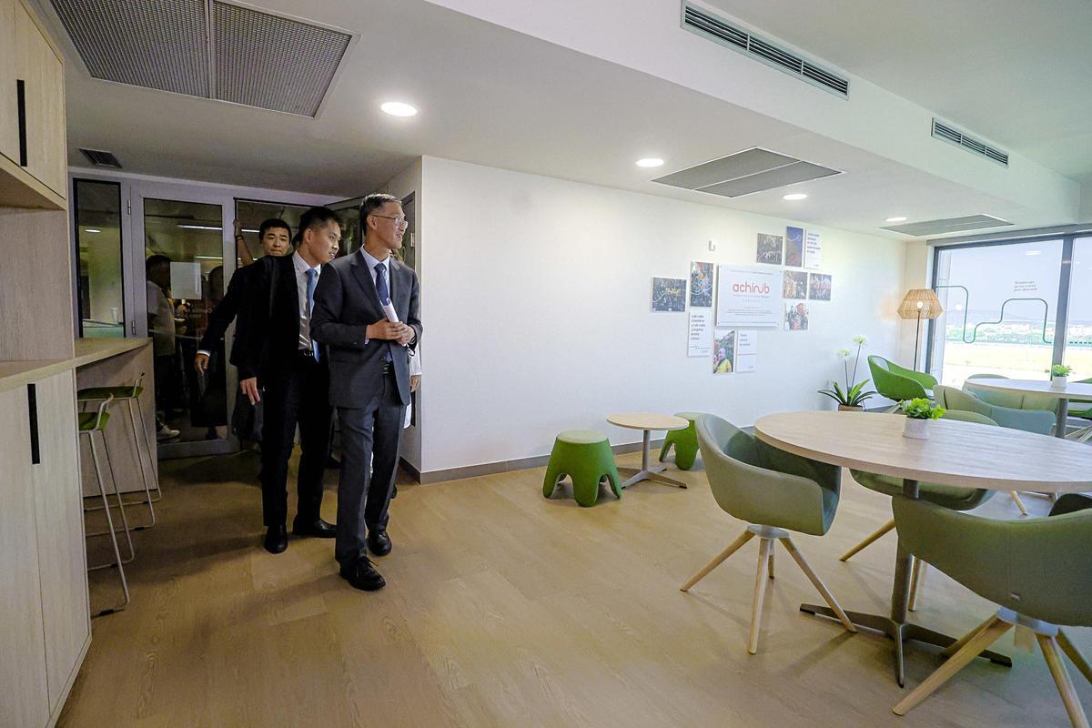El embajador de China en España, Yao Jing, quiso conocer la humanizaición de la planta Oncológica del hospital Son Llàtzer