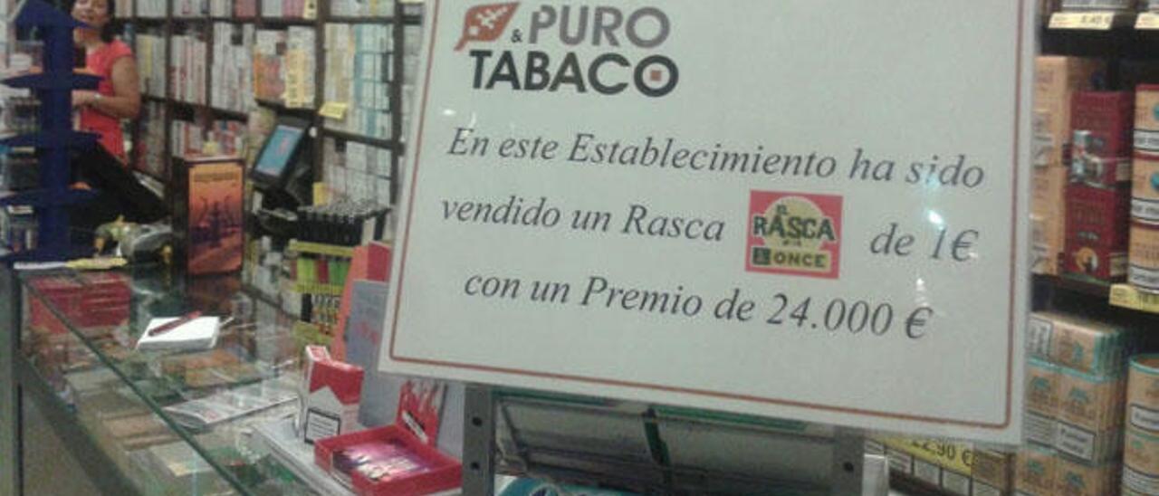 El cartel anunciador del premio en Puros y Tabacos del CC Las Rotondas.