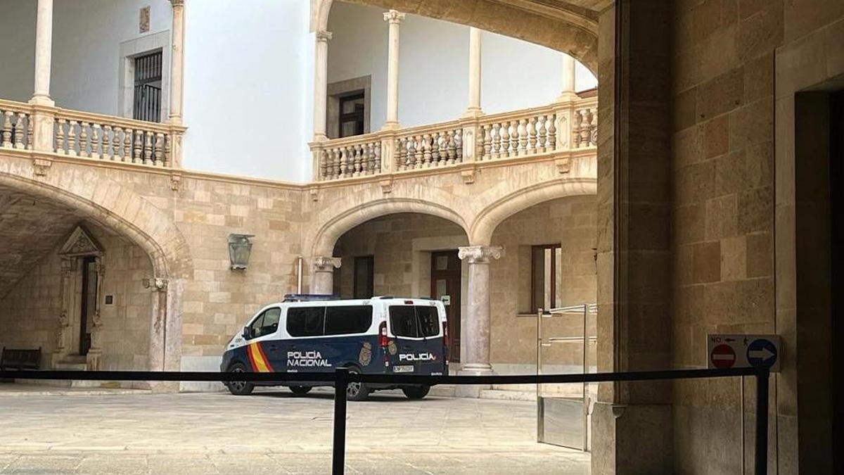 Furgón policial en el patio de la Audiencia Provincial.