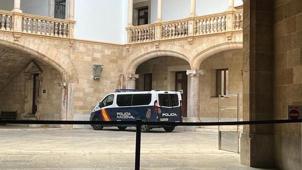 Furgón de la Policía Nacional en el patio de la Audiencia Provincial.