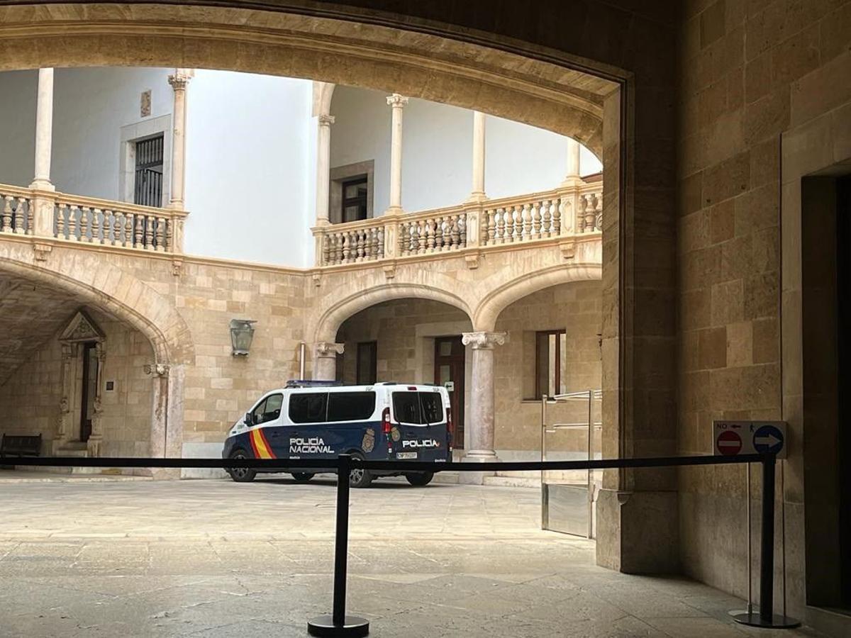 Furgón de la Policía Nacional en el patio de la Audiencia Provincial de Balears