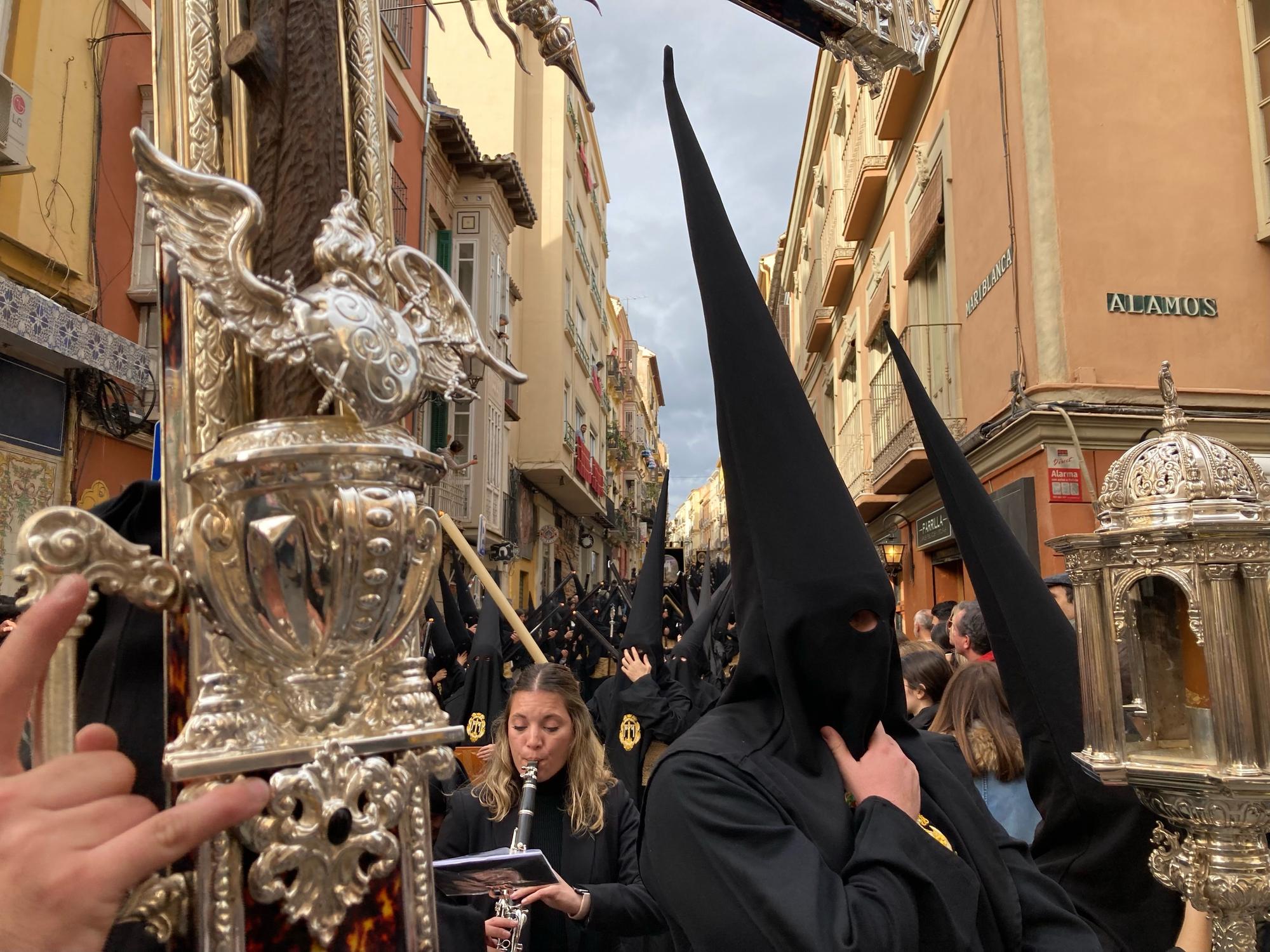 Salida de la Hermandad de la Santa Cruz en el Jueves Santo de Málaga.