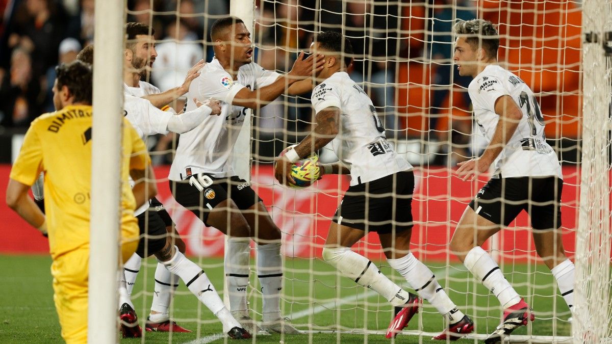 Los jugadores del Valencia celebran un gol en Mestalla