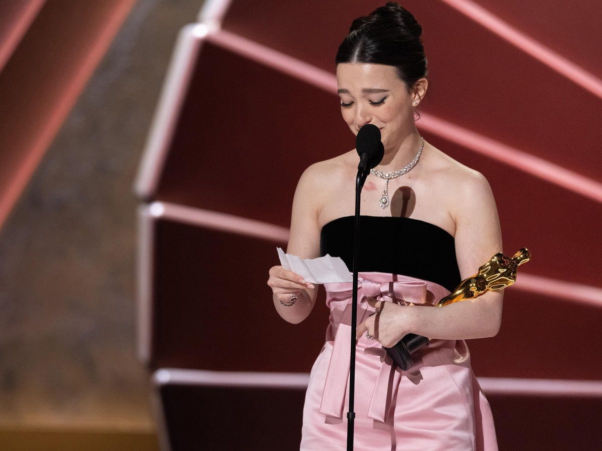 Mikey Madison accepts the Oscar for Actress in a Leading Role