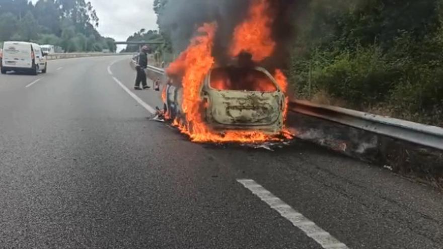 El coche ardió por completo a su paso por Melón.