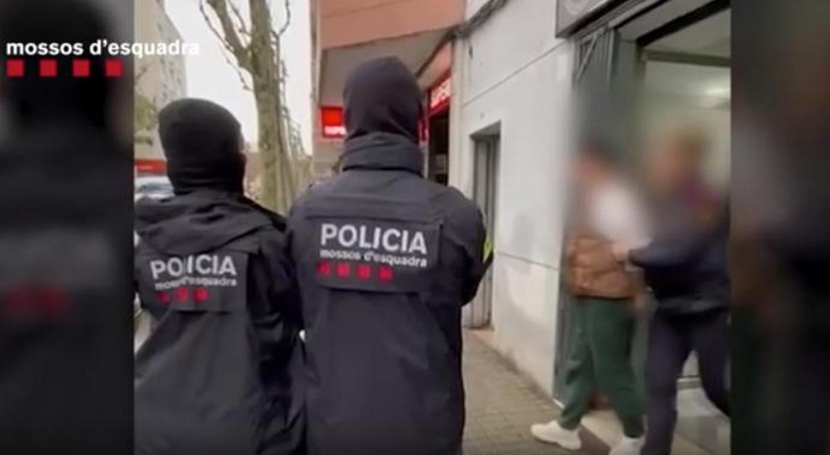Captura del moment de la detenció d'un home a l'Hospitalet de Llobregat per finançament a l'organització terrorista Hamàs