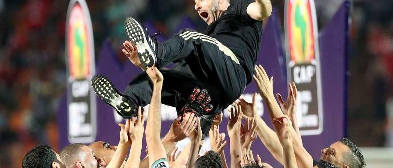 Belmadi es manteado por sus jugadores. // Efe