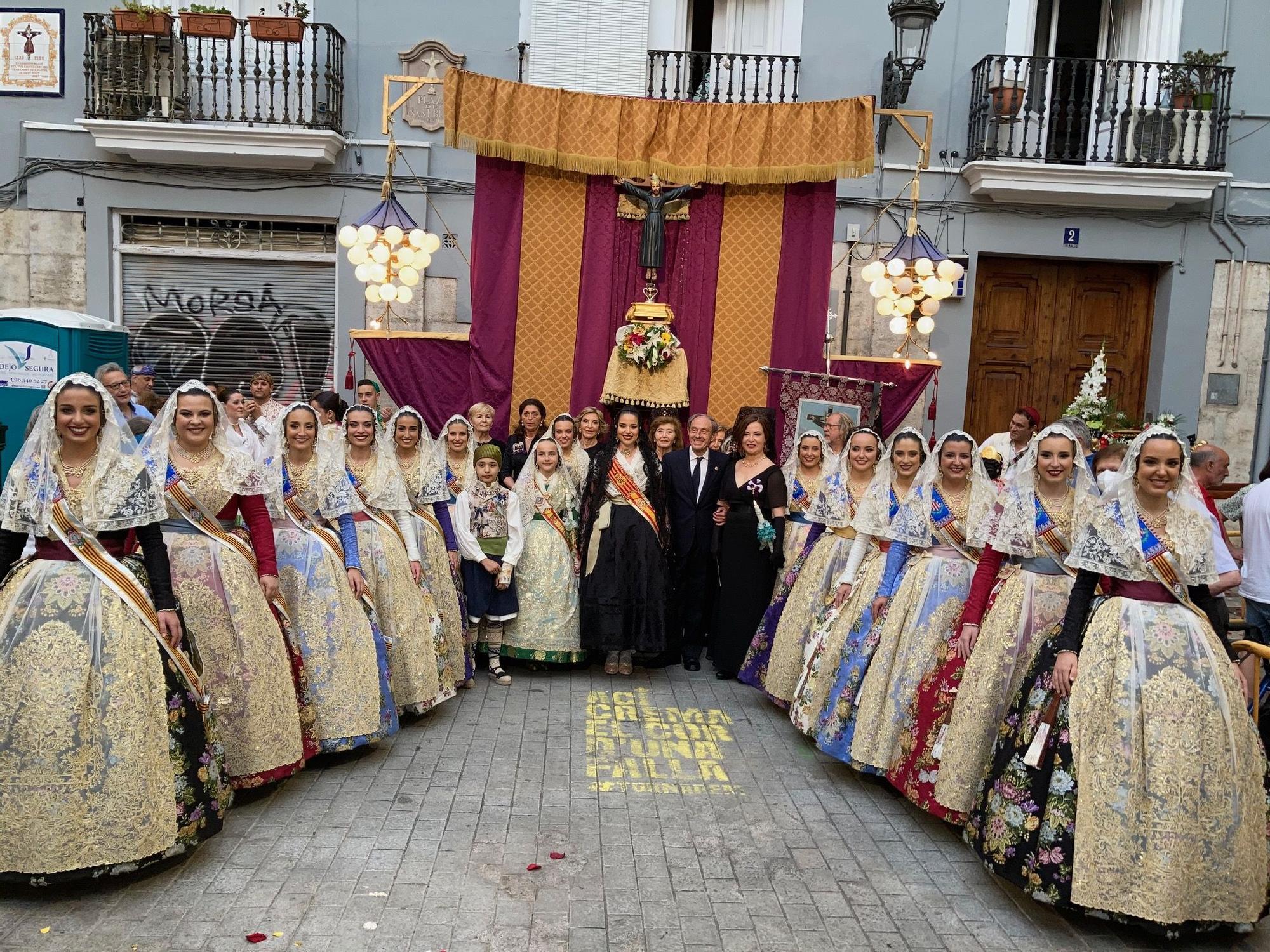 La calle San Vicente acoge la procesión "dels Xiquets" con tres generaciones falleras