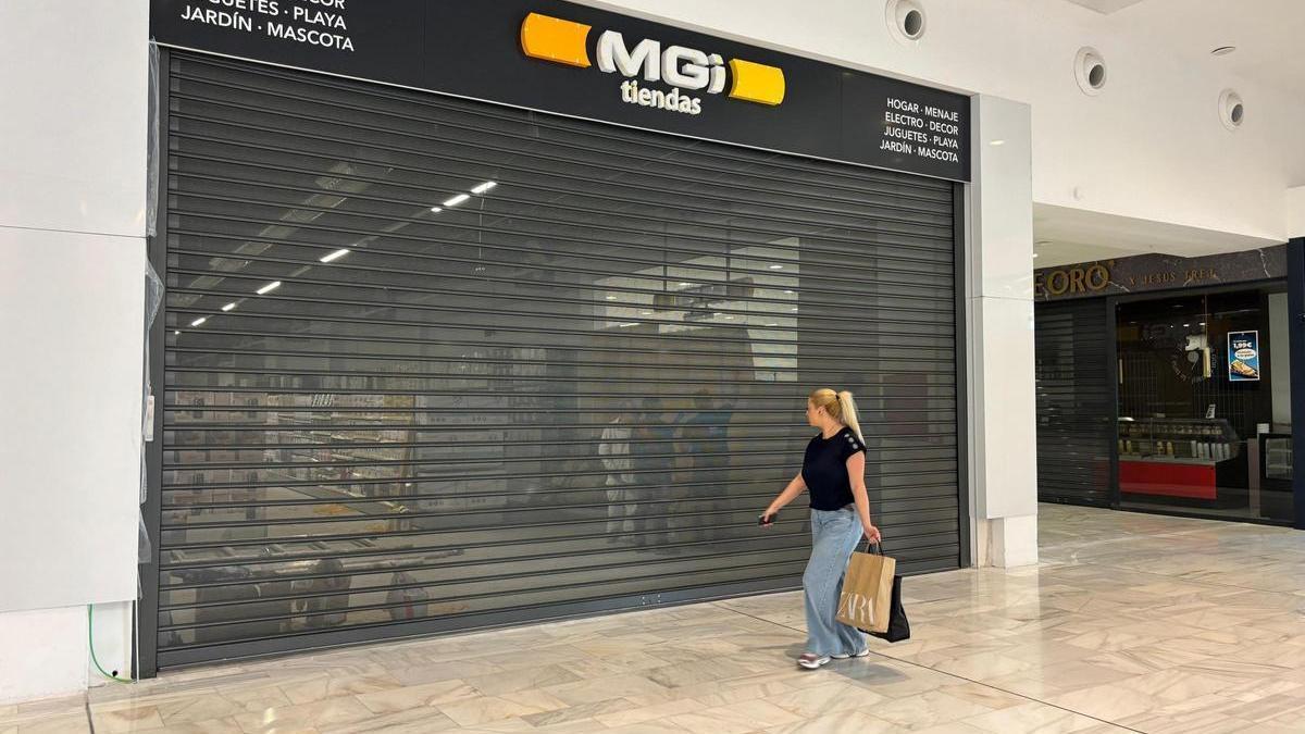 Trabajadores se afanan en tener todo listo en la nueva tienda MGI en El Faro para su inminente apertura.