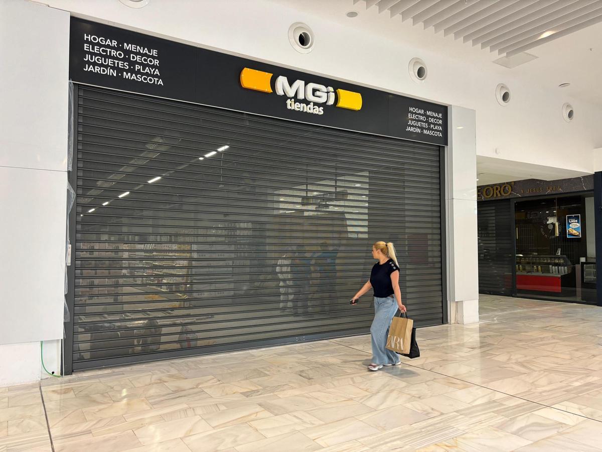 Trabajadores se afanan en tener todo listo en la nueva tienda MGI en El Faro para su inminente apertura.