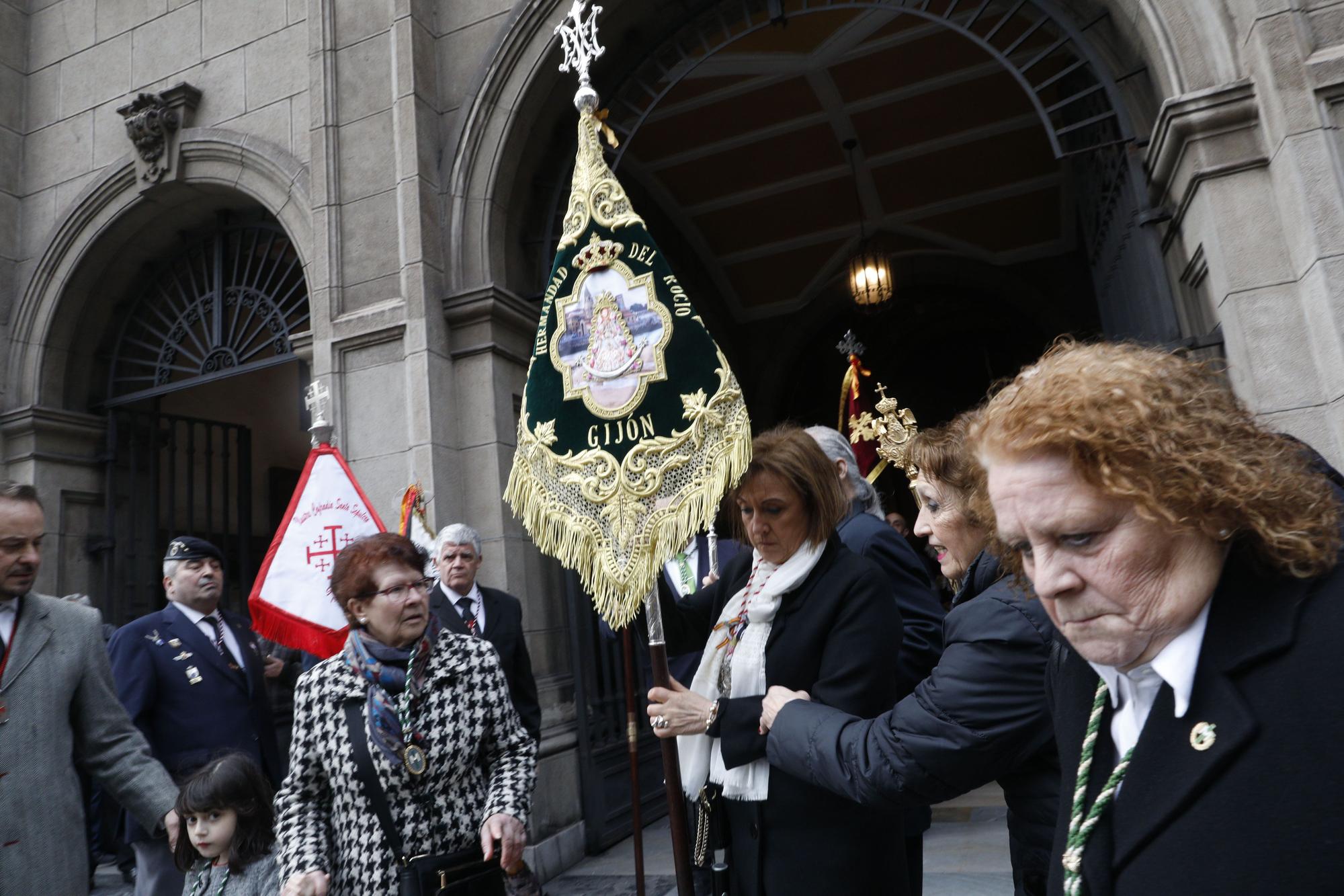 En imágenes: así fue el traslado de la Piedad en Gijón