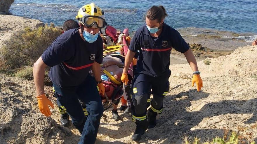 Rescatado un hombre que se había caído en el cabo de la Huerta