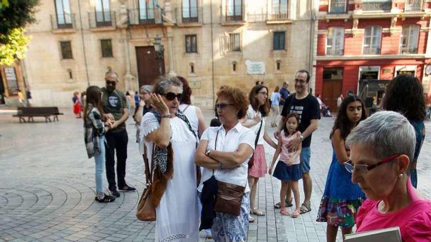 Pablo Urizal teclea un poema para Elena de Arriba.