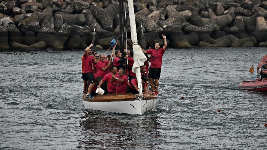 El bote &#039;Poeta Tomás Morales&#039; celebra el título.