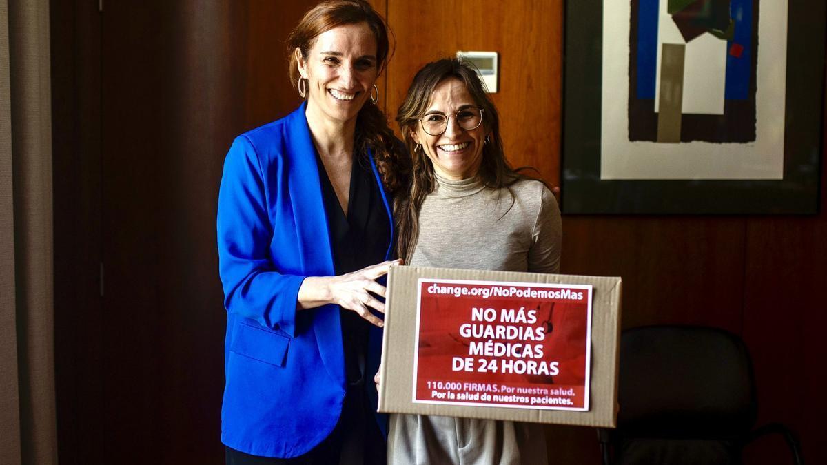 La médicoTamara Contreas, junto a la ministra, en 2024