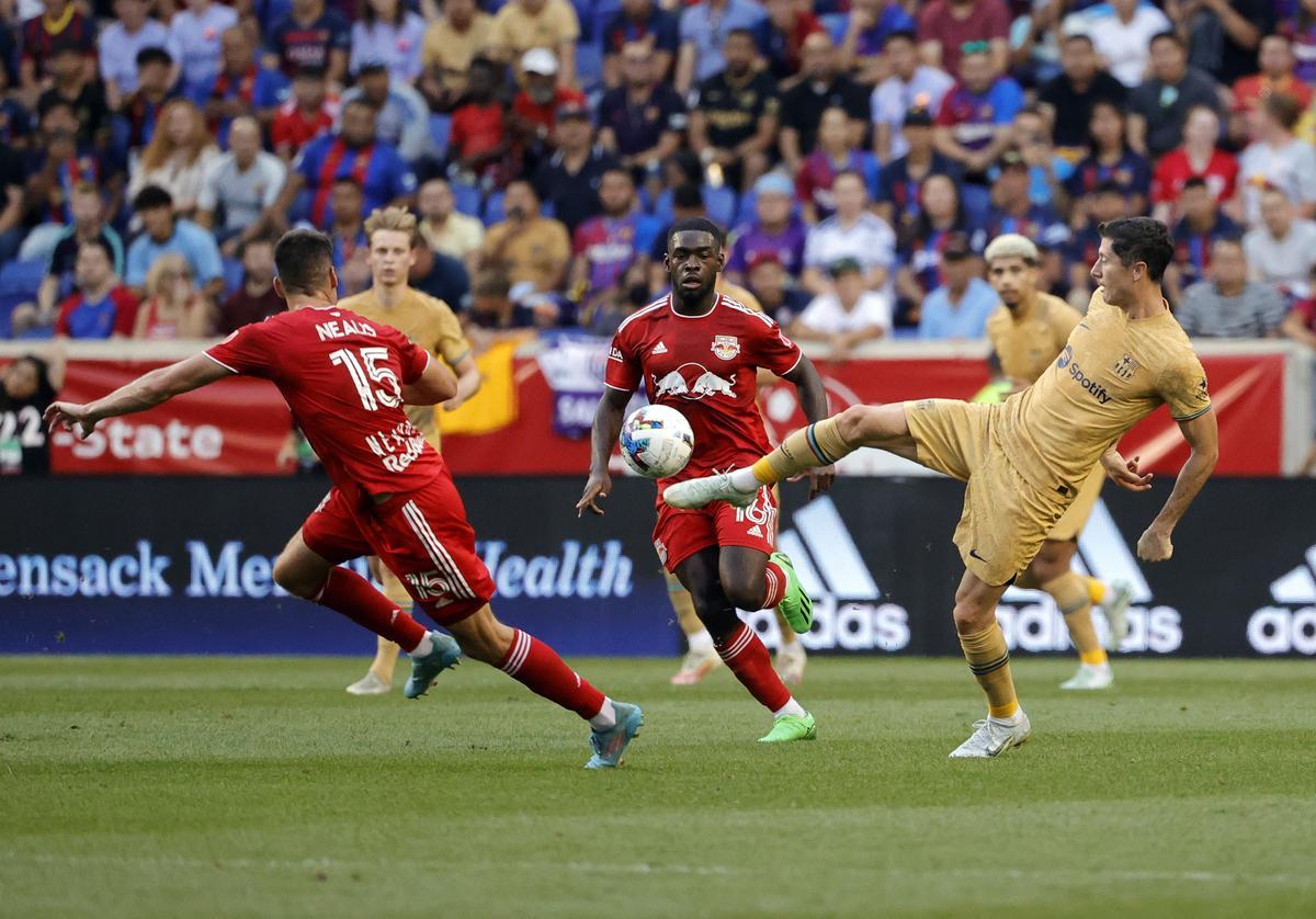 Lewandowski remata a portería en el primer tiempo.