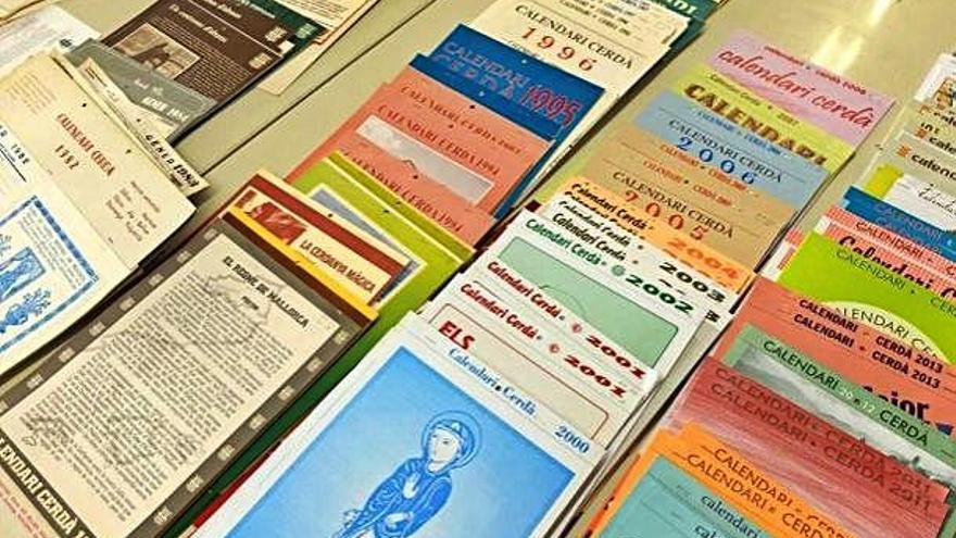 Alguns dels exemplars del Calendari Cerdà recollits en la mostra