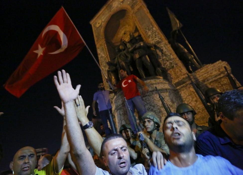 Manifestació davant el Monument a la República a la Plaça de Taksim a Istanbul,